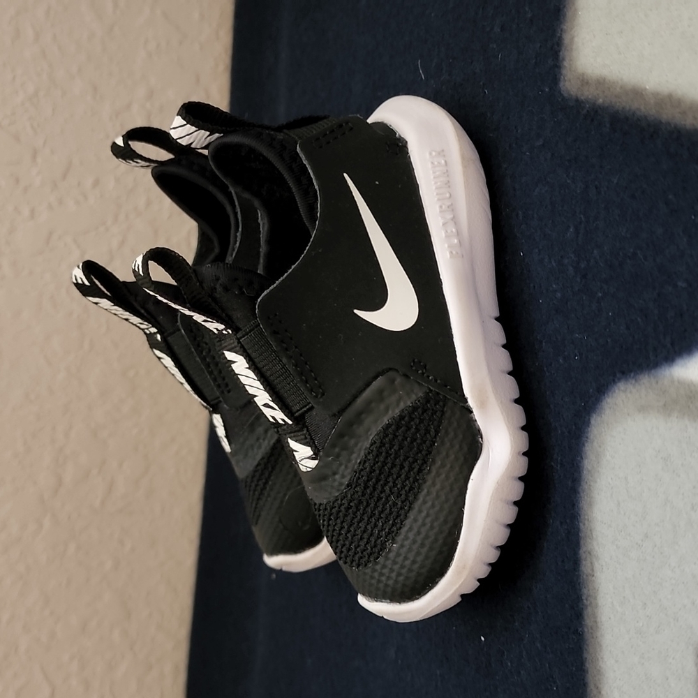 Baby boy Nike Flexrunner shoe. Size 4C